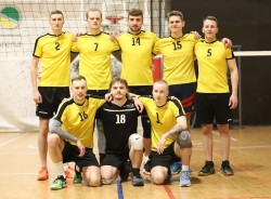 KTML vyrų tinklinio lygoje pirmosiose mažosios taurės pusfinalio rungtynėse pergalę švenčia Kauno Kolegija.